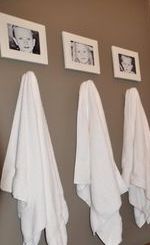 witte handdoeken onder kinderfoto's